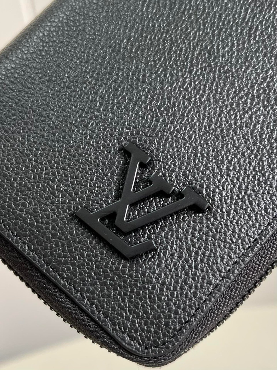 Ví LV Zippy Wallet Vertical Siêu Cấp Màu Đen M69979