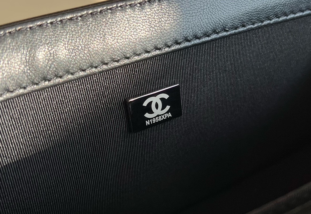 Túi Xách Chanel Siêu Cấp LeBoy Màu Đen Da Lì Khóa Bạc Size 25cm 67086