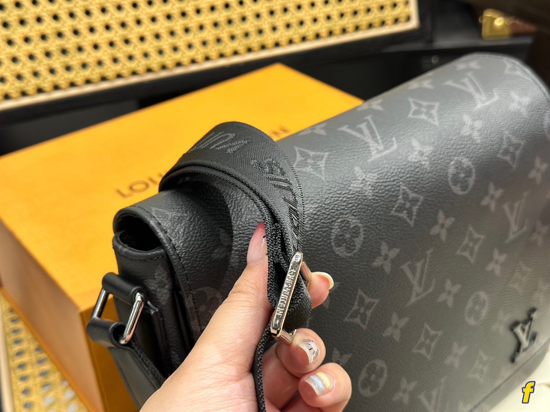 Túi Louis Vuitton Siêu Cấp Nam Mới Nhất Màu Đen