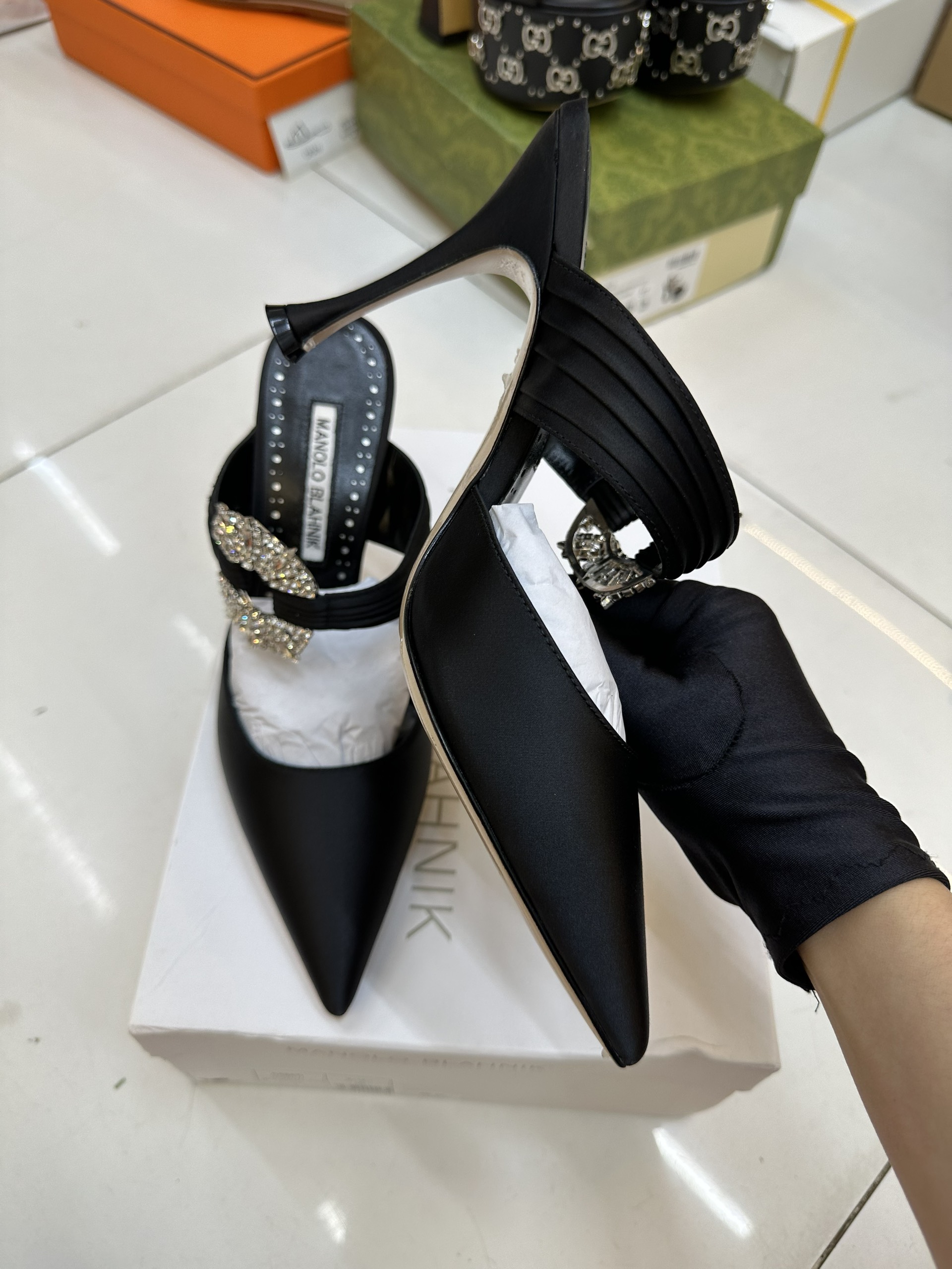 Giày Manolo Blahnk Maidugura Black Satin Embellished Buckle Mules Siêu Cấp Màu Đen Heels 9cm Size 39