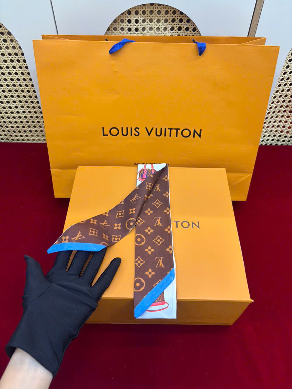 Khăn LV Cột Túi Xách Super 09