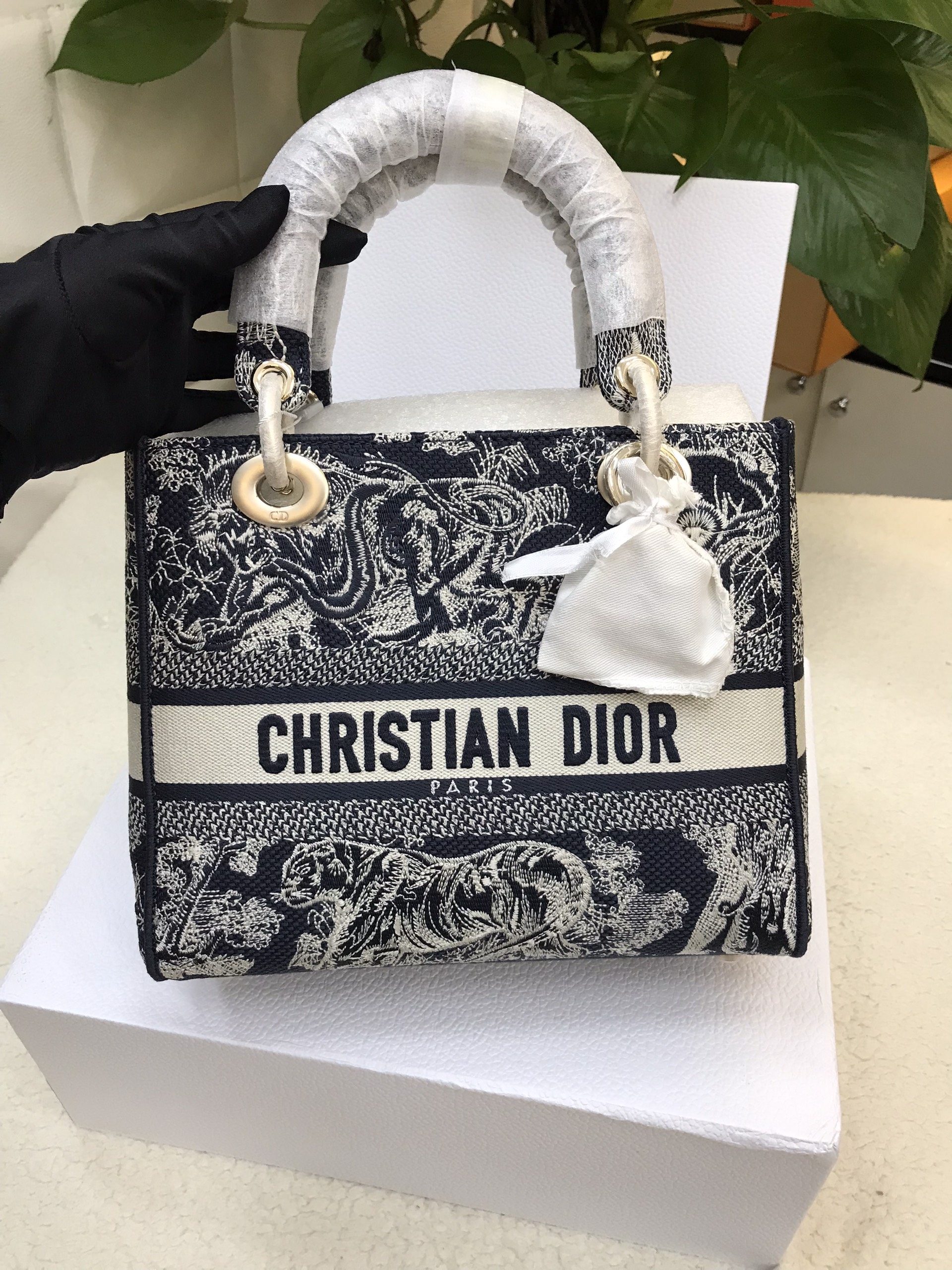 Túi Dior Medium Lady D-Lite Bag White and Navy Blue Toile de Jouy Embroidery Siêu Cấp Size 24cm