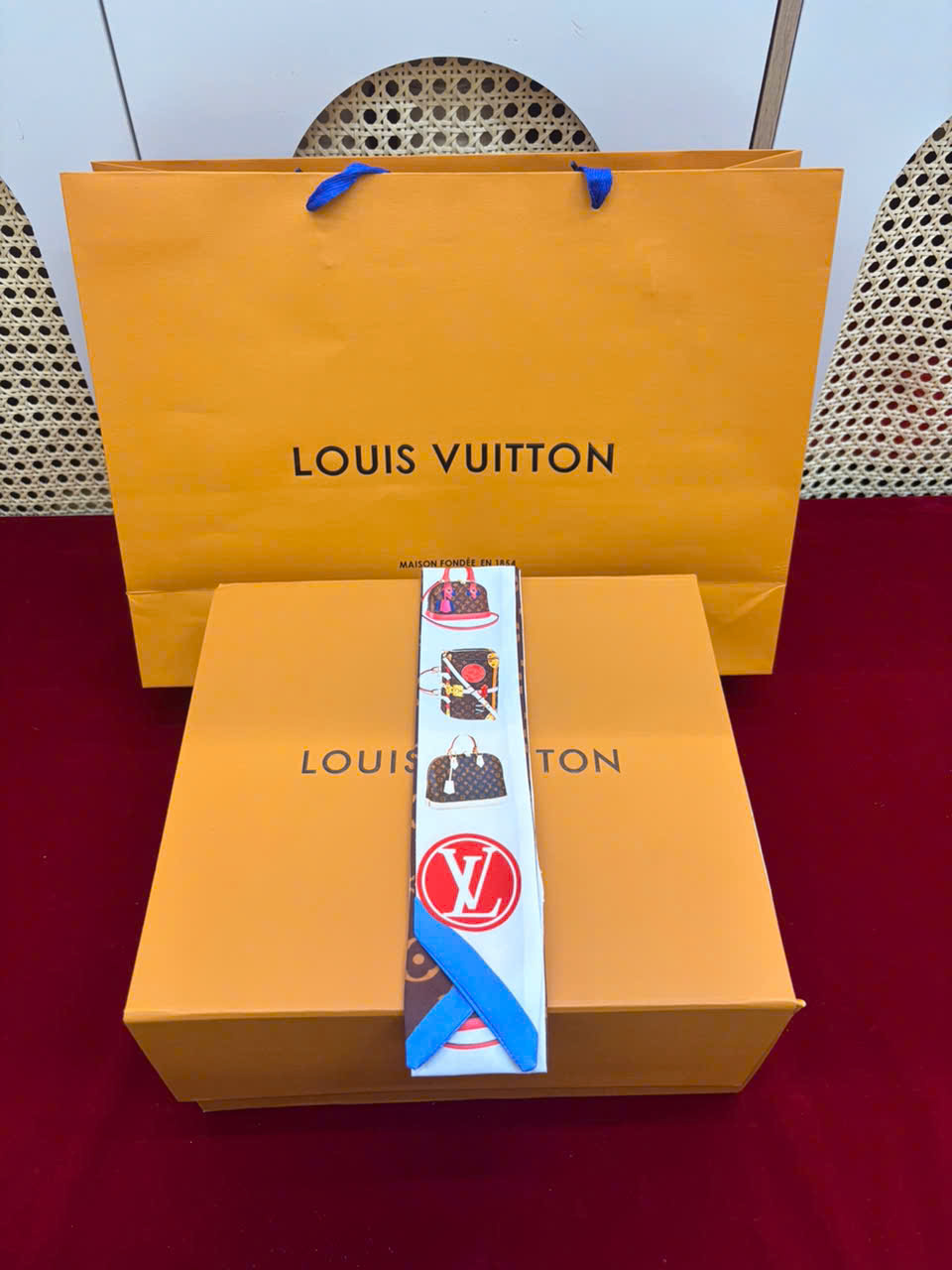 Khăn LV Cột Túi Xách Super 09