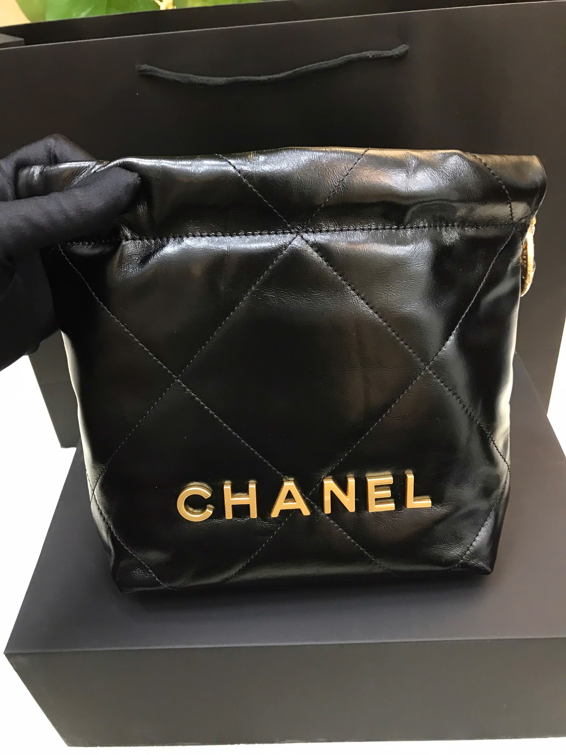 Túi Chanel 22 Shiny Calfskin Gold Tone Metal Black Mini Siêu Cấp Size 20cm