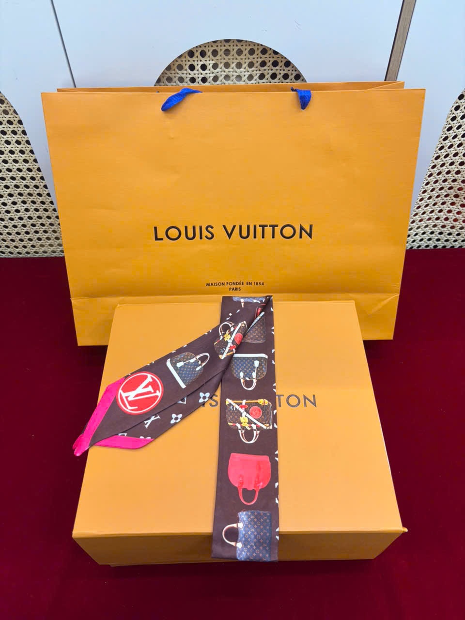 Khăn LV Cột Túi Xách Super 08