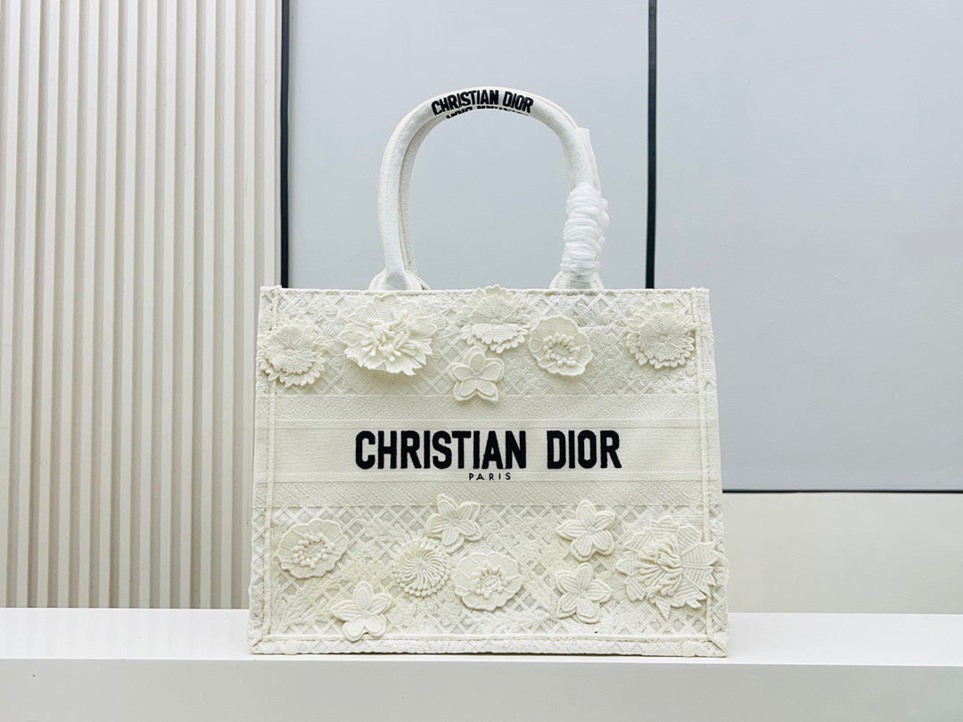 Túi Xách Dior Book Tote Thổ Cẩm Màu Trắng Đính Hoa Size 42cm