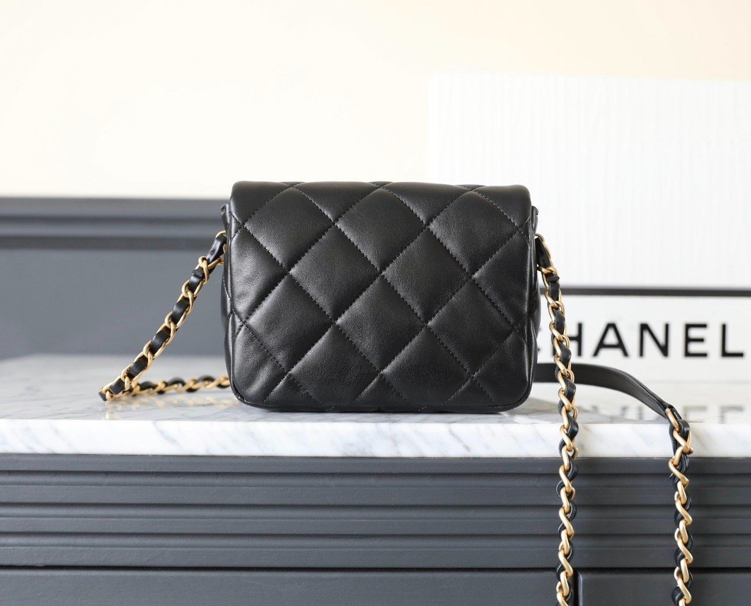 Túi Xách Chanel Nắp Vuông Khóa Love Siếu Cấp Màu Đen