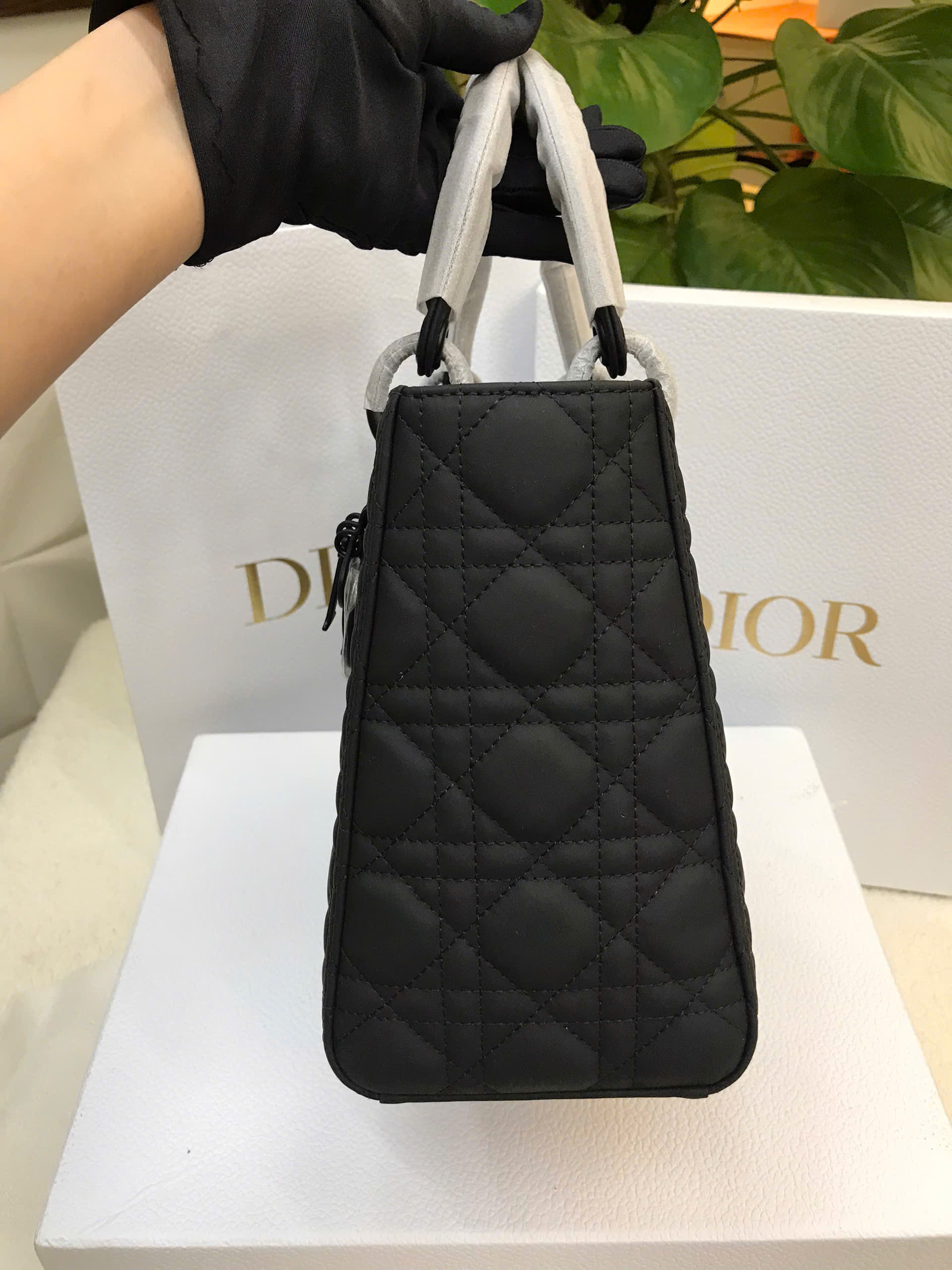 Túi Medium Lady Dior Bag Black Ultramatte Cannage Calfskin Vip Size 24cm