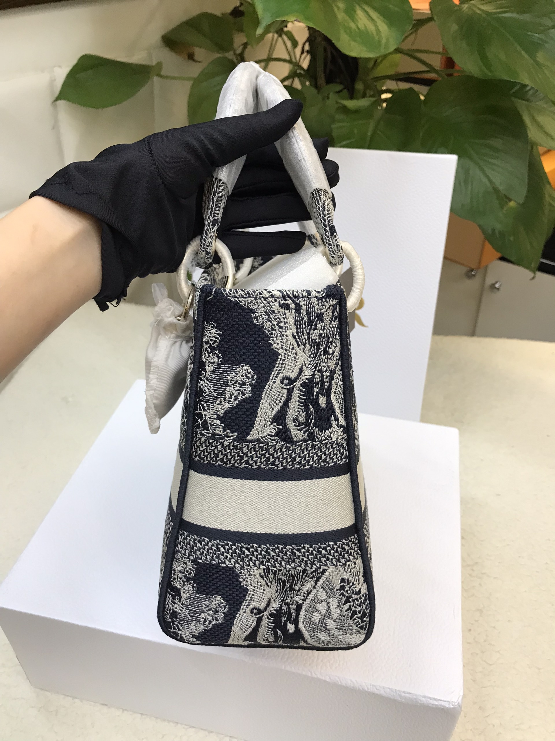 Túi Dior Medium Lady D-Lite Bag White and Navy Blue Toile de Jouy Embroidery Siêu Cấp Size 24cm