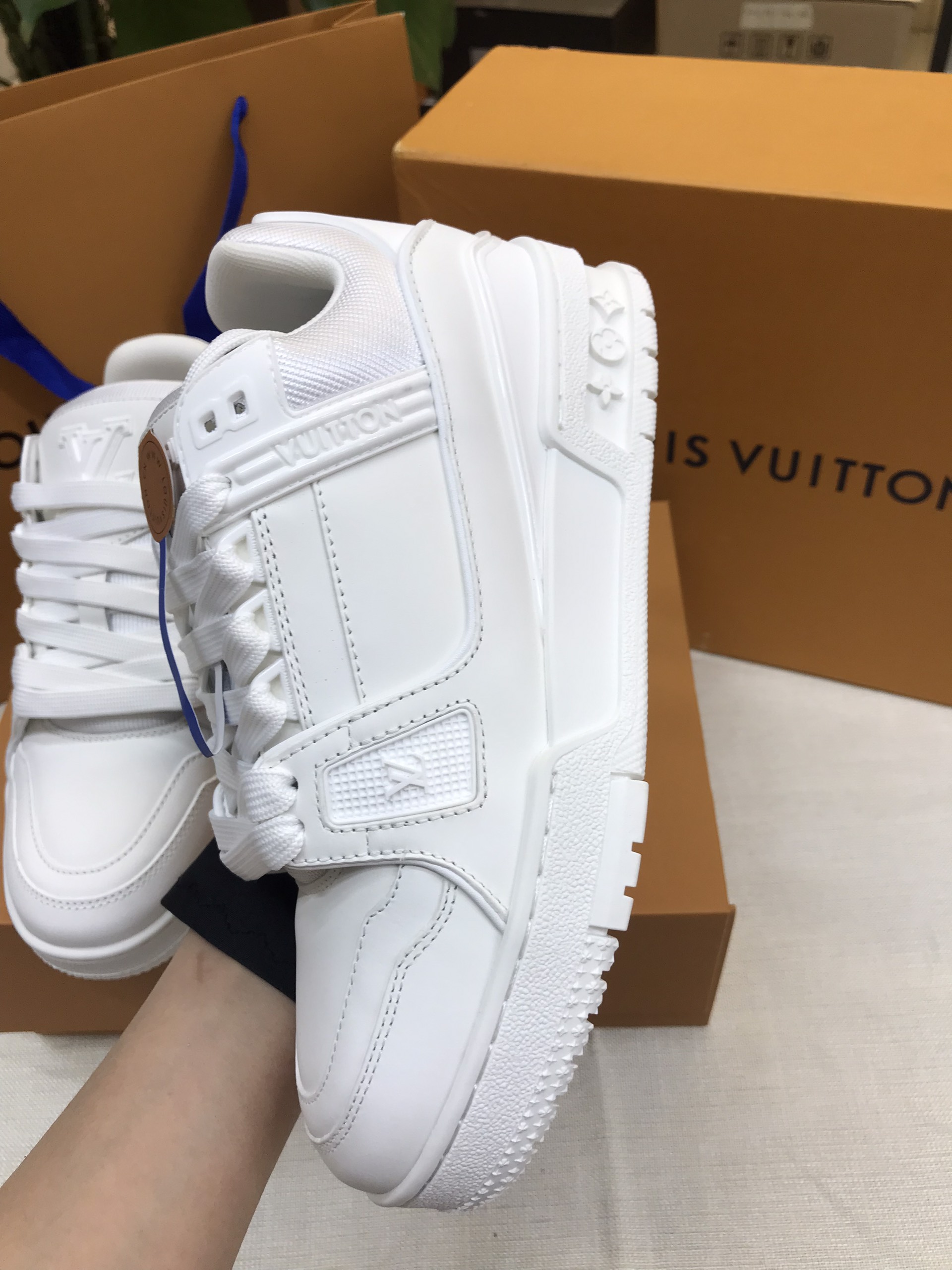 Giày LV Trainer Sneaker VIP Màu Trắng Size 37 1A9G55