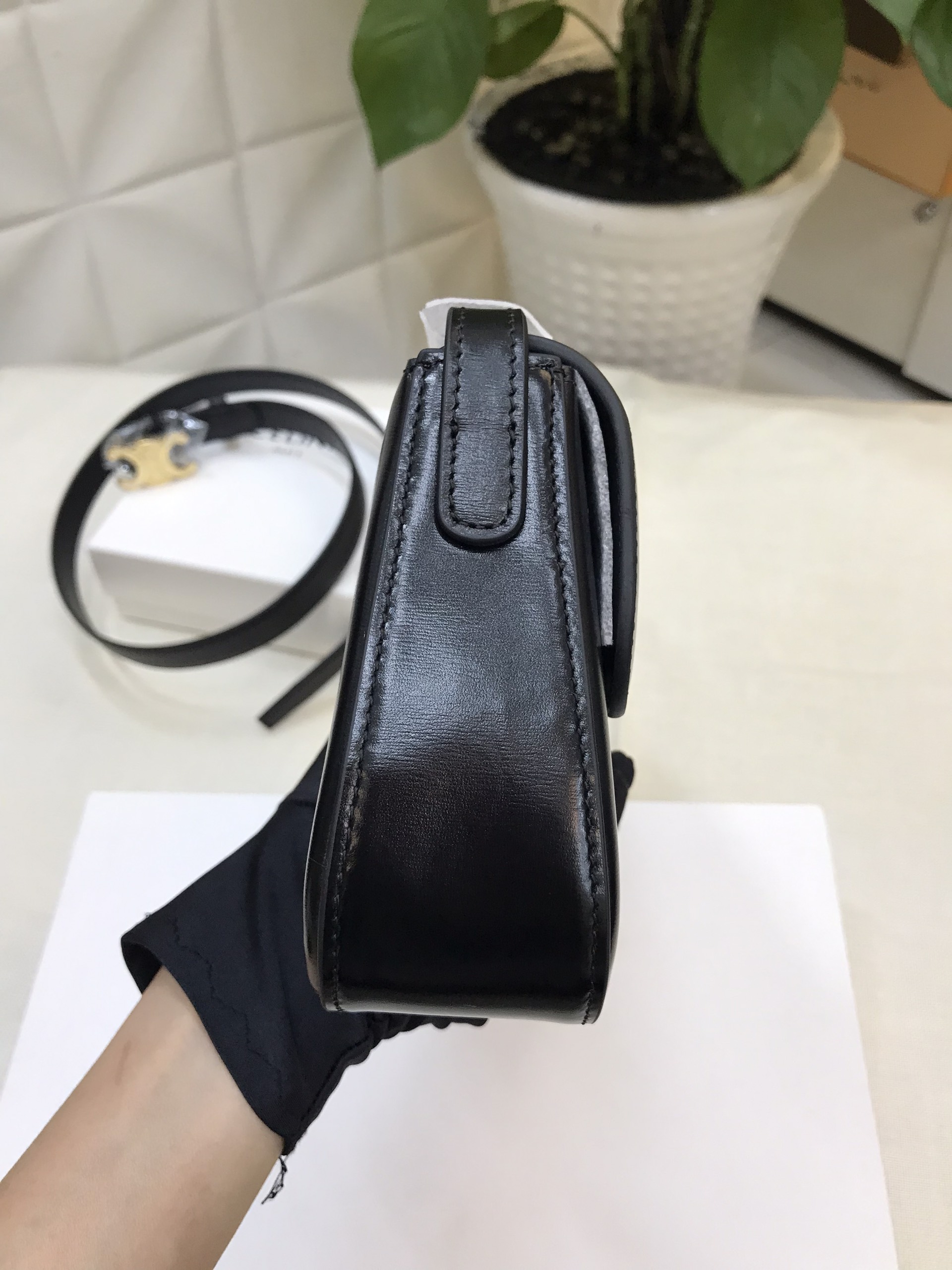 Túi Medium Celine Lola Bag In Shiny Calfskin Siêu Cấp Size 28cm