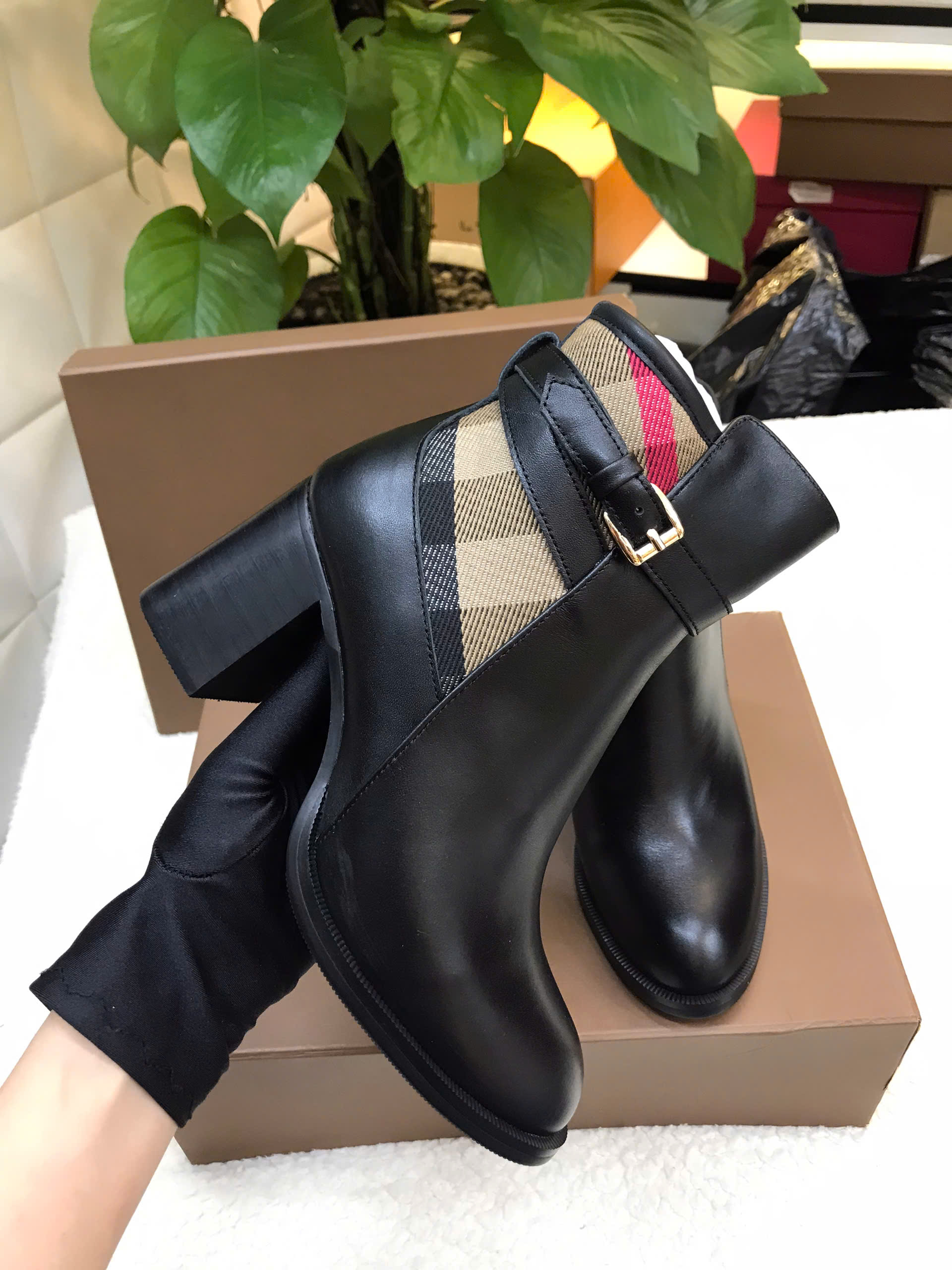 Giày Burberry Check and Leather Heel Boots Siêu Cấp Màu Đen Size 35