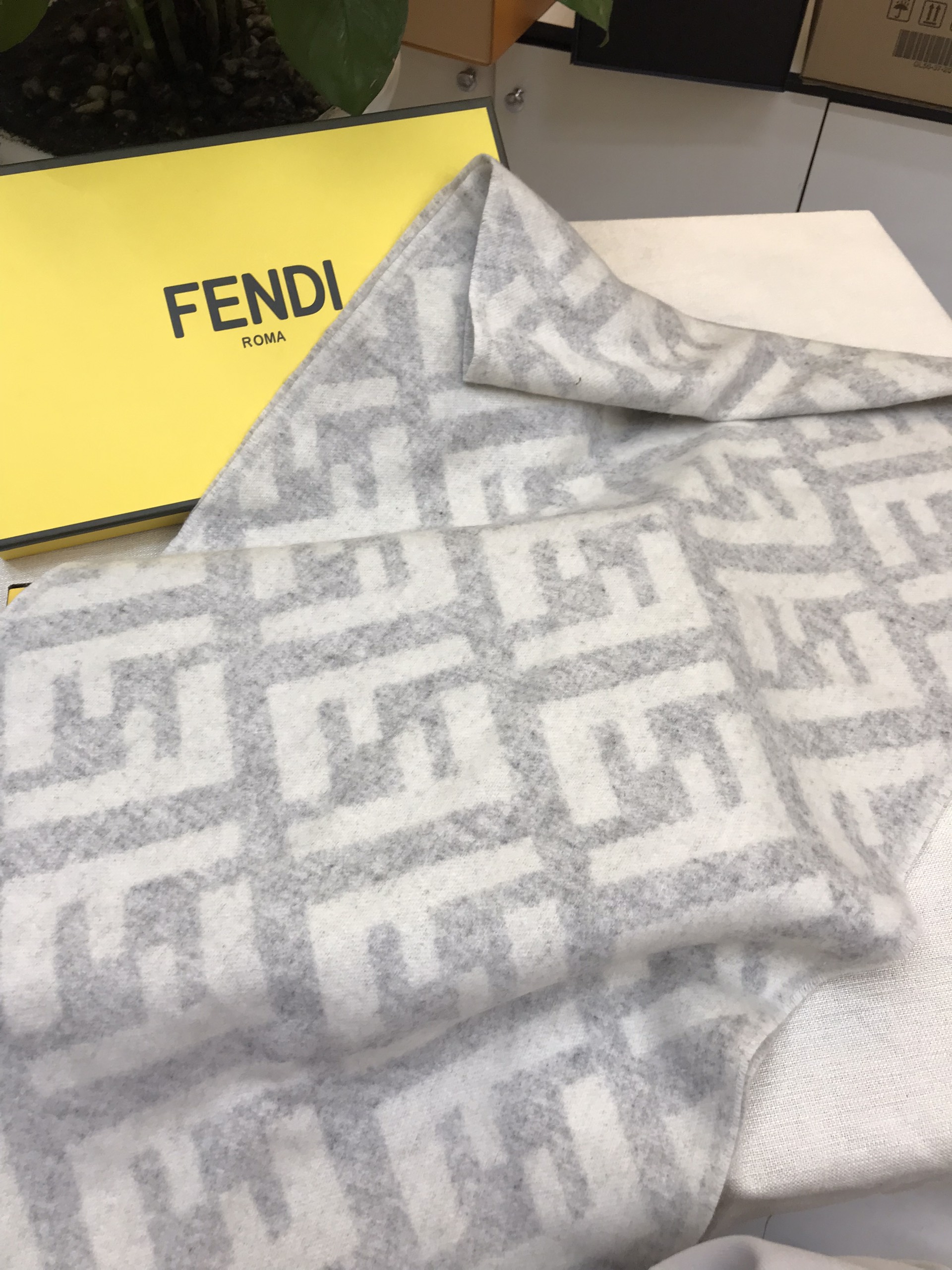 Khăn Quàng Fendi Siêu Cấp Màu Trắng