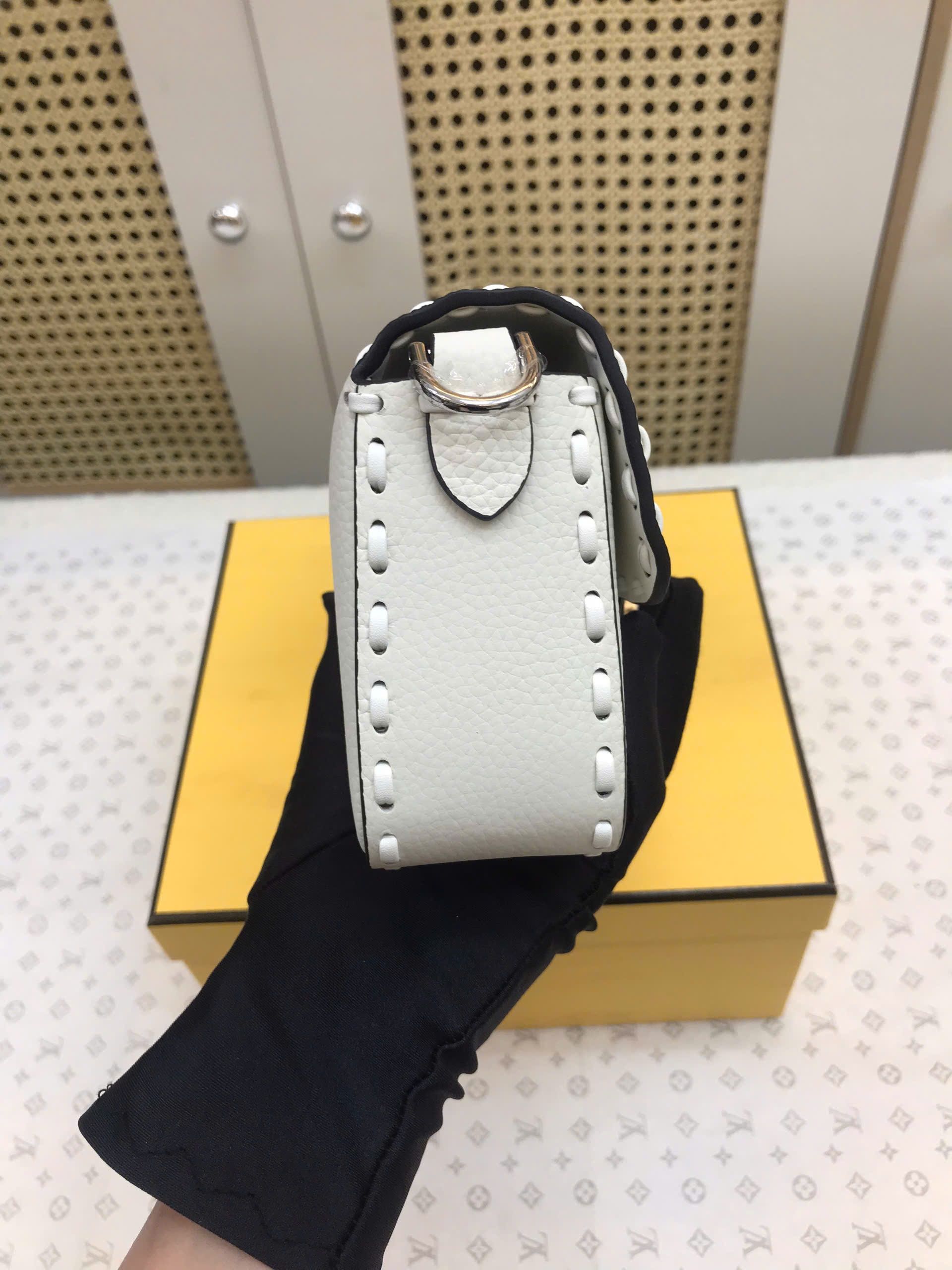 Túi Fendi Baguette Ice White Selleria Bag Vip Màu Trắng Size 27 cm