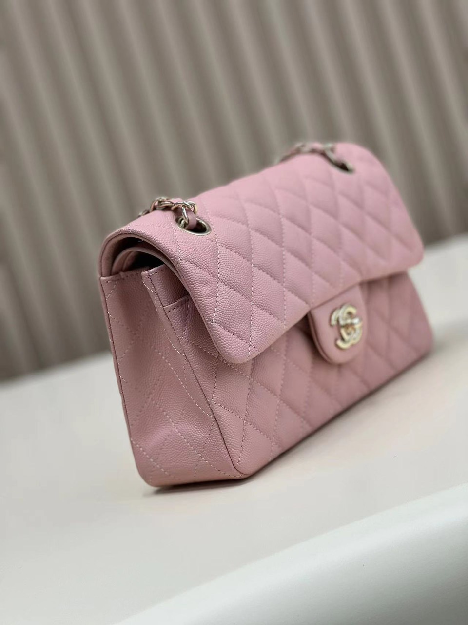 Túi Xách Chanel Classic Siêu Cấp Màu Hồng Da Hạt Khóa Bạc Size 26cm