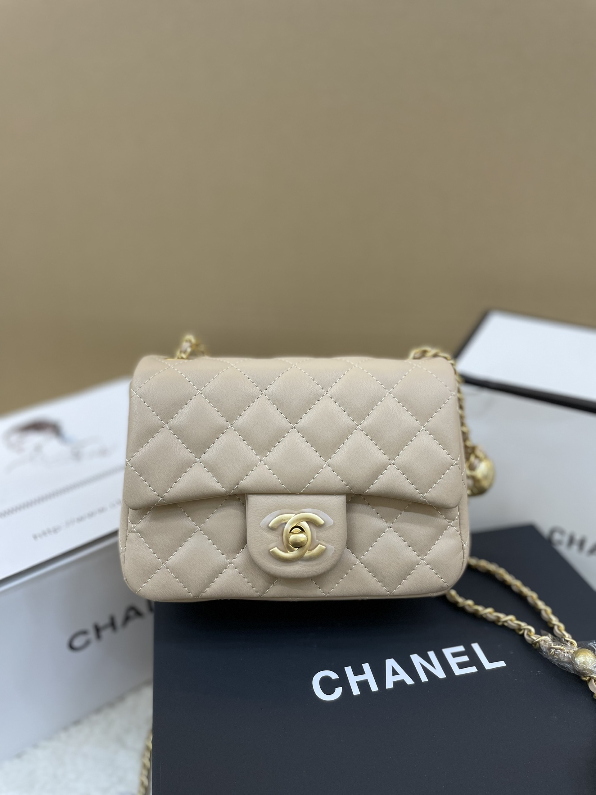 Túi Xách Chanel Classic Super Quả Chuông Da Lì Màu Kem Size 18cm