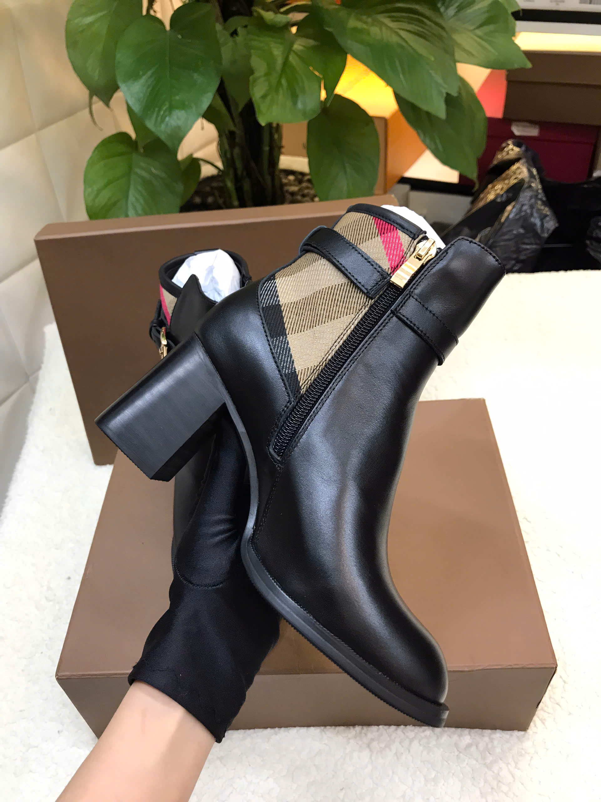 Giày Burberry Check and Leather Heel Boots Siêu Cấp Màu Đen Size 35