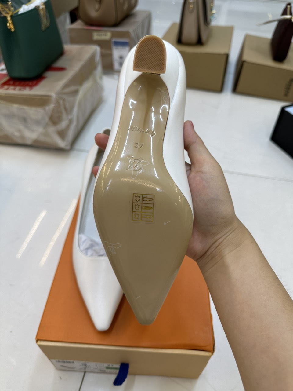Giày Cao Gót Louis Vuitton Màu Trắng Size 37 Cao 6,5cm