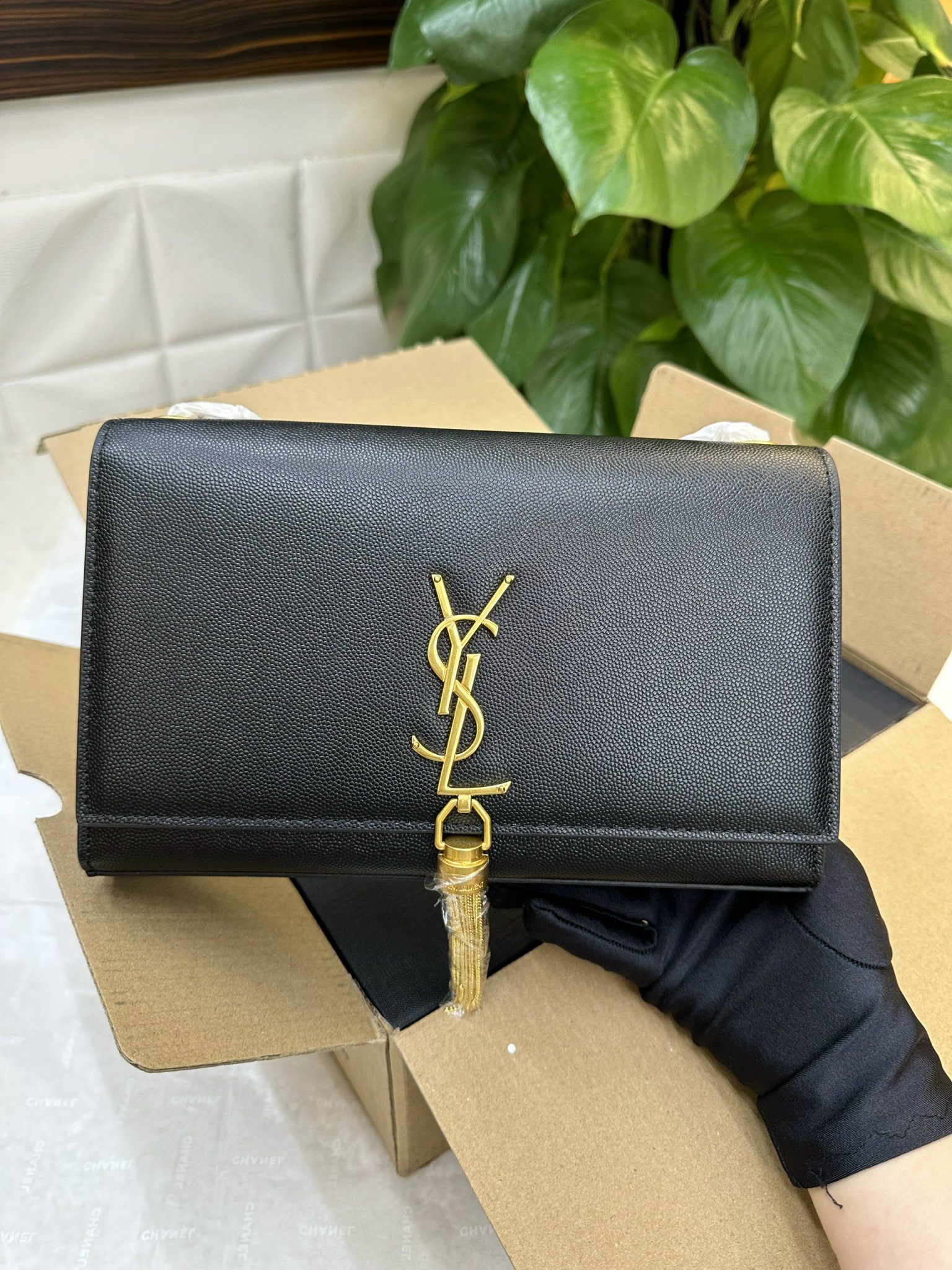 Túi YSL Saint Laurent Kate Medium Crossbody Bag Super Màu Đen Khóa Vàng Size 24cm