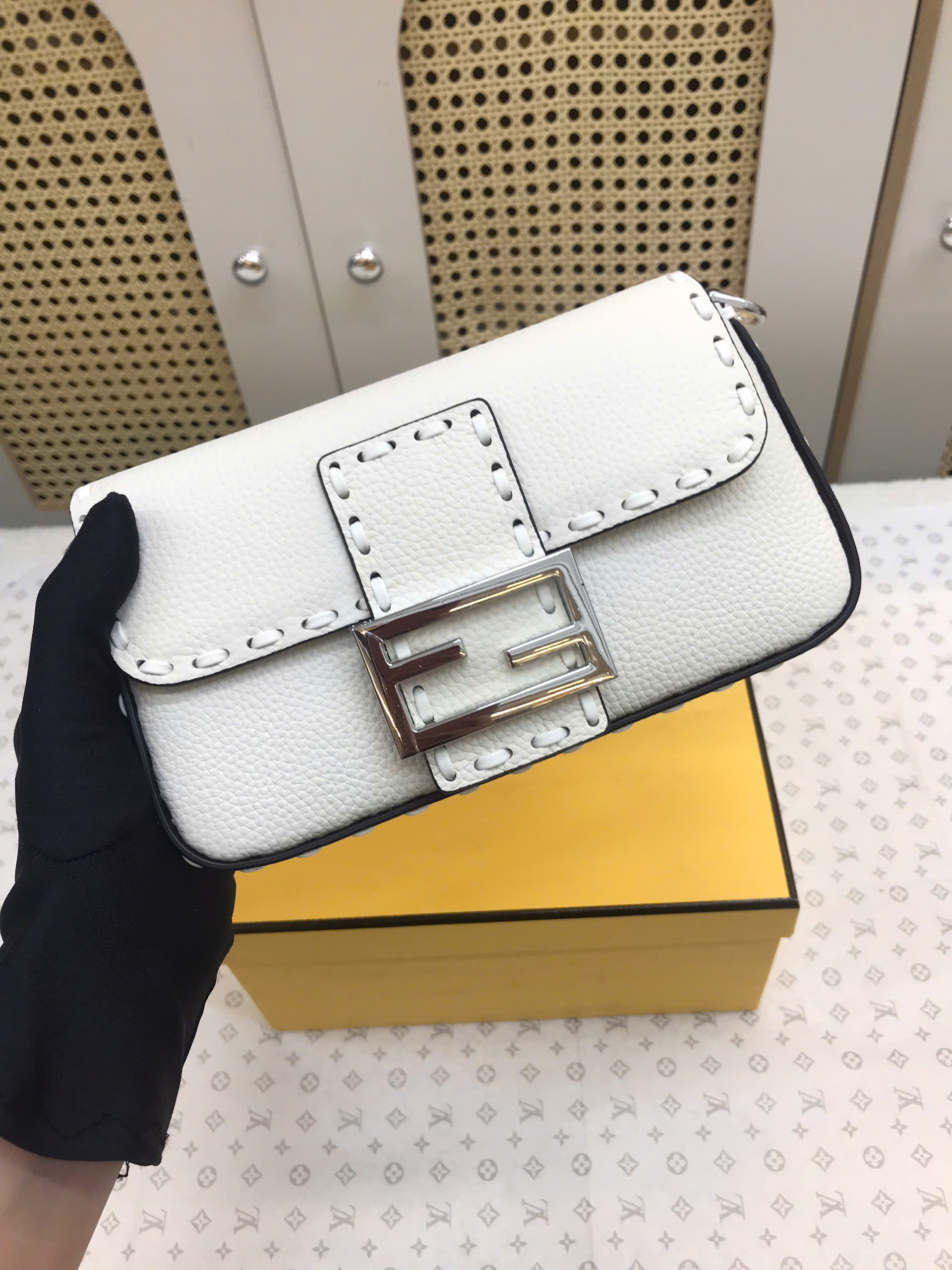 Túi Fendi Baguette Ice White Selleria Bag Vip Màu Trắng Size 27 cm