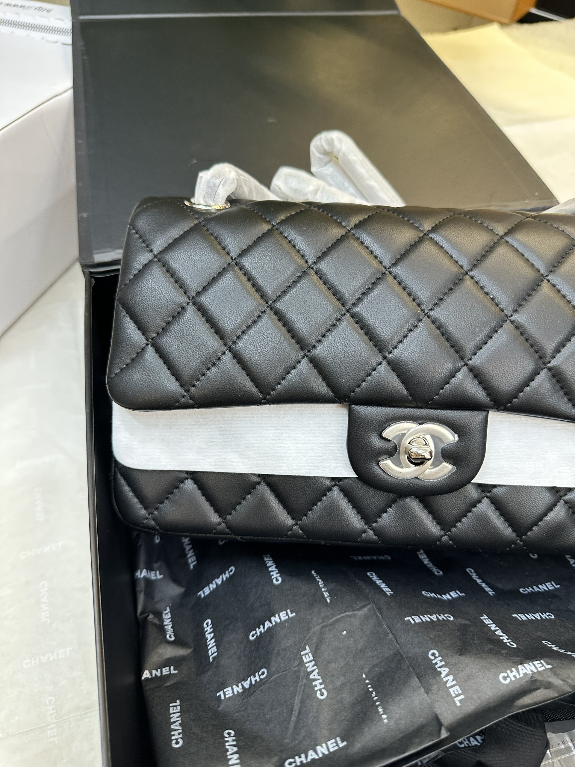 Túi Chanel Classic Super Màu Đen Logo Bạc Size 25cm