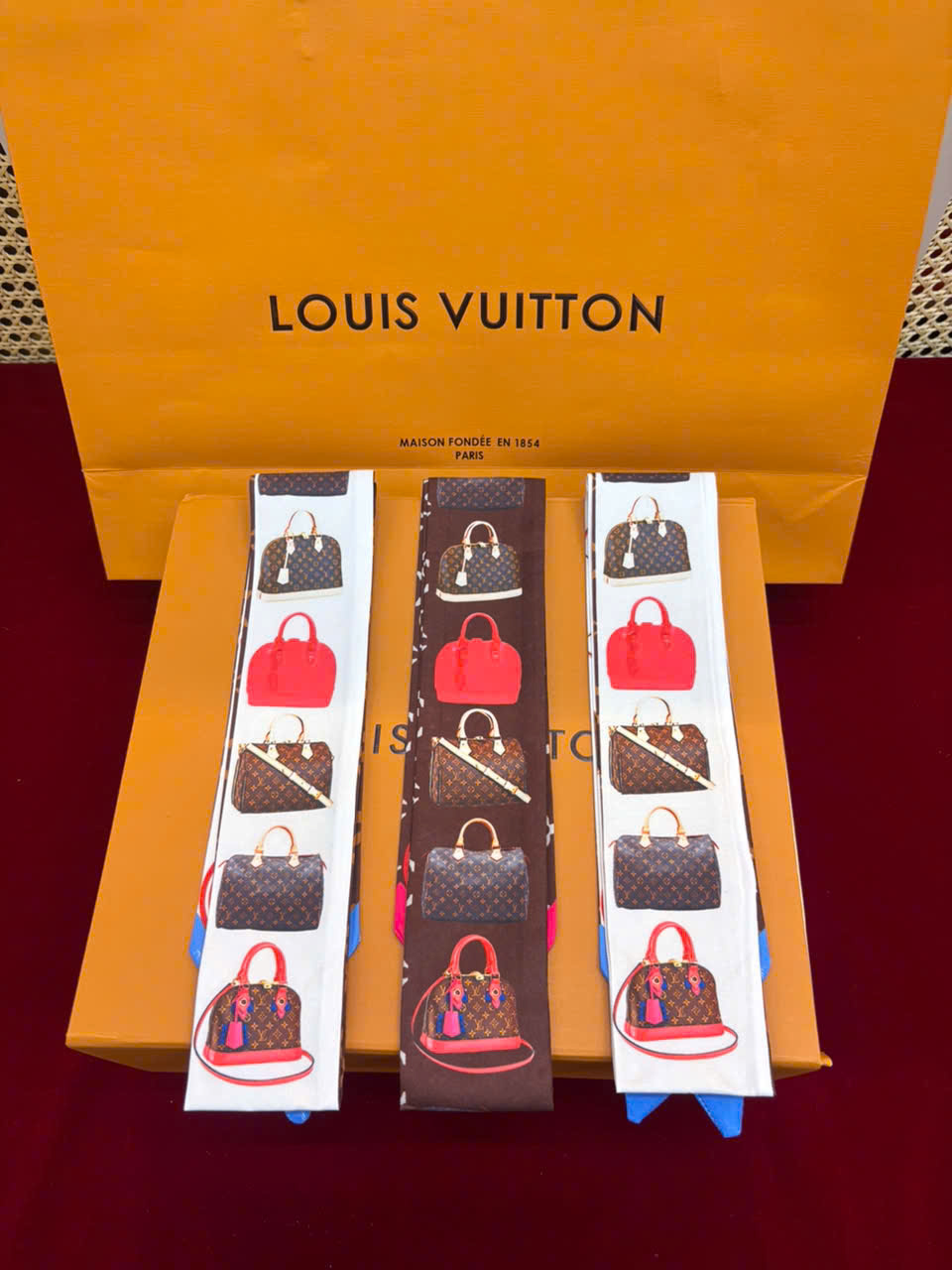 Khăn LV Cột Túi Xách Super 08