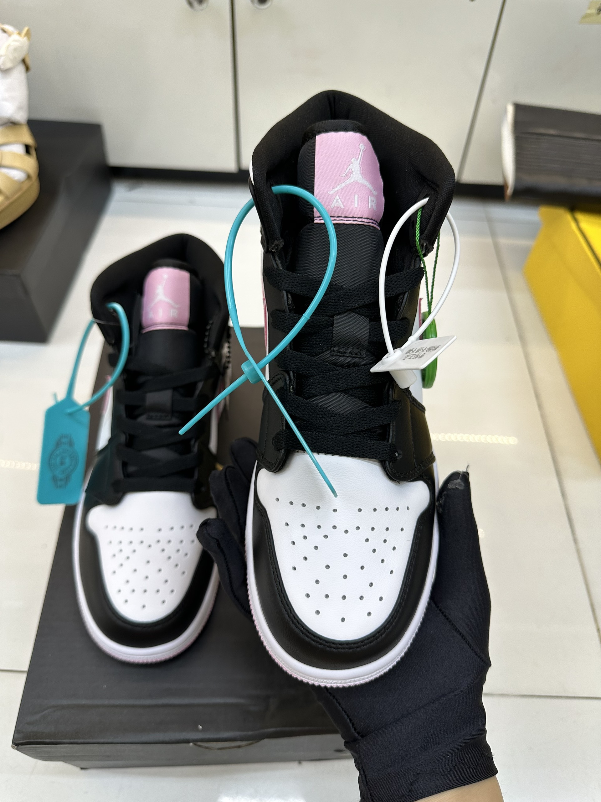 Giày Nike Air Jordan 1 Mid White Black Light Artic Pink Siêu Cấp Size US 5.5