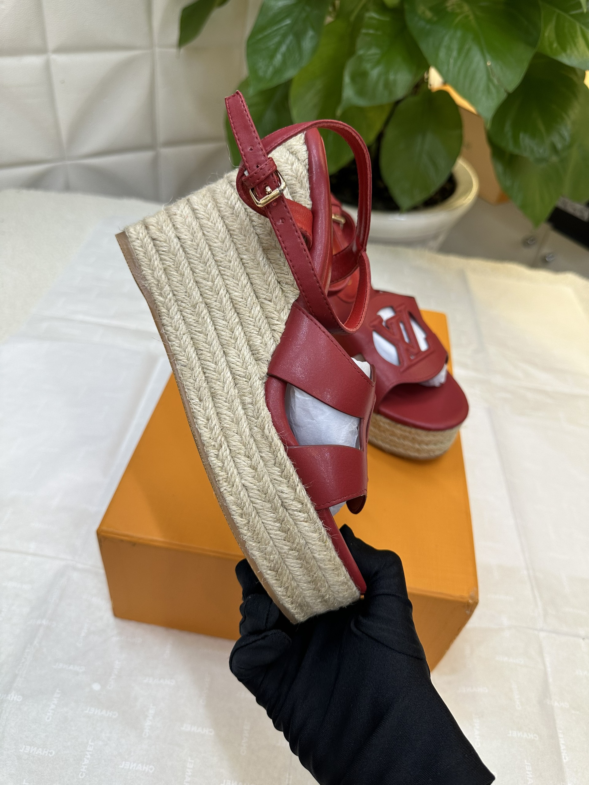 Giày LV Isola Wedge Sandal Siêu Cấp Màu Đỏ Size 39 1ACI99