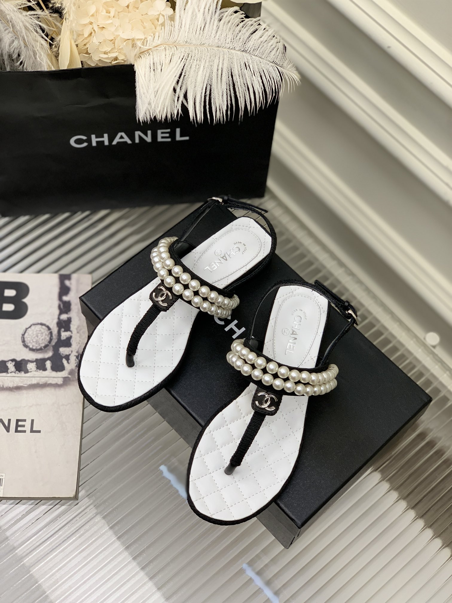 Giày Chanel Siêu Cấp Sandal Bệt Xỏ Ngón Màu Trắng Kèm Quai Đính Hai Chuỗi Ngọc