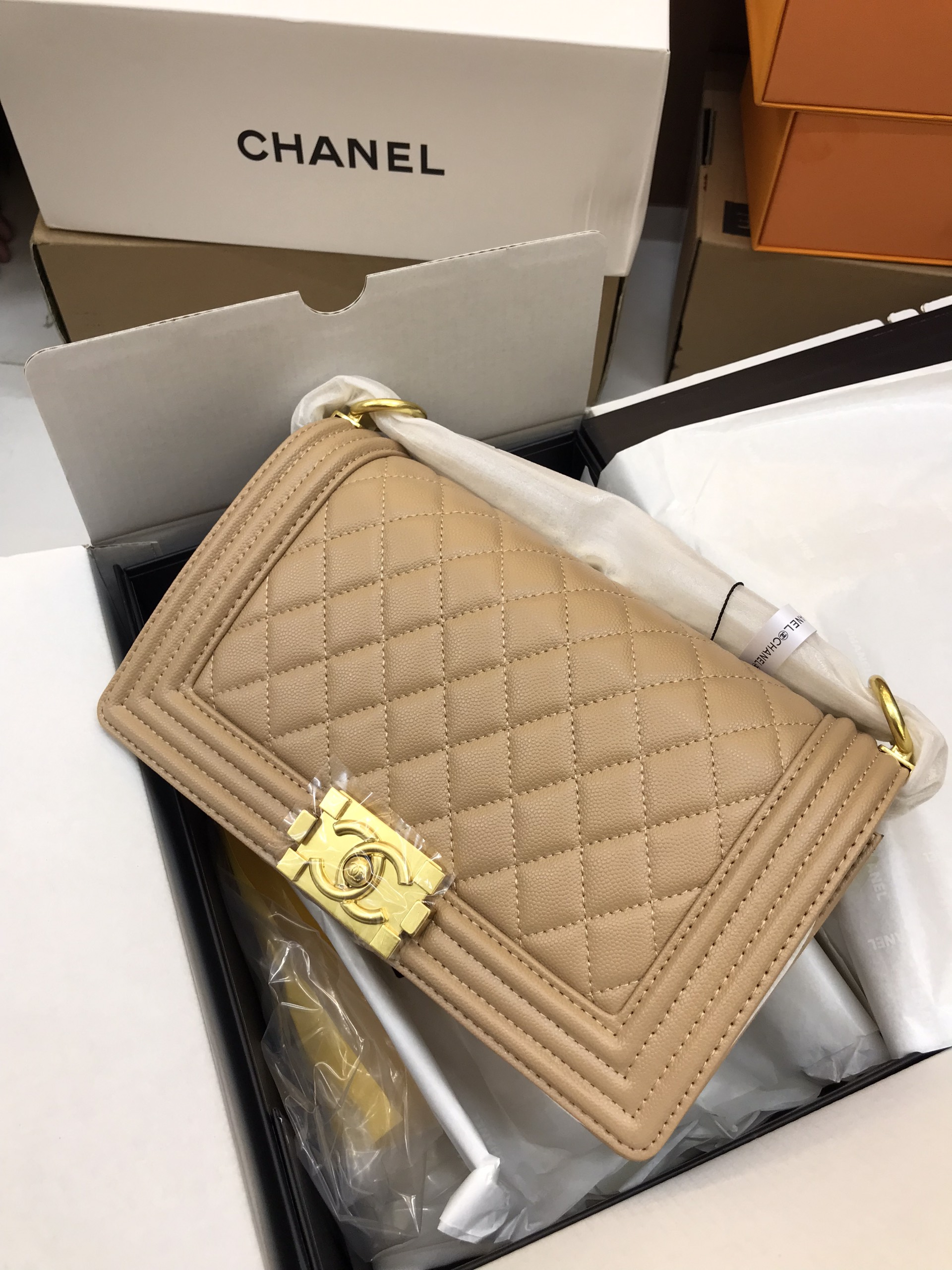 Túi Xách Chanel Boy Super Da Hạt  Size 25cm Màu Kem Khóa Vàng
