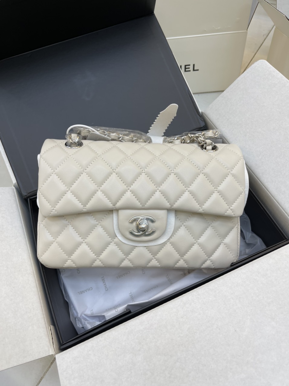 Túi xách Chanel Super Classic Medium Khóa Bạc Màu Trắng Size 23cm