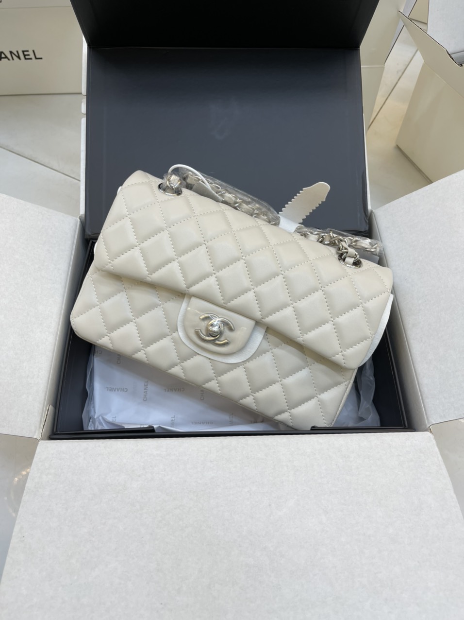 Túi xách Chanel Super Classic Medium Khóa Bạc Màu Trắng Size 23cm