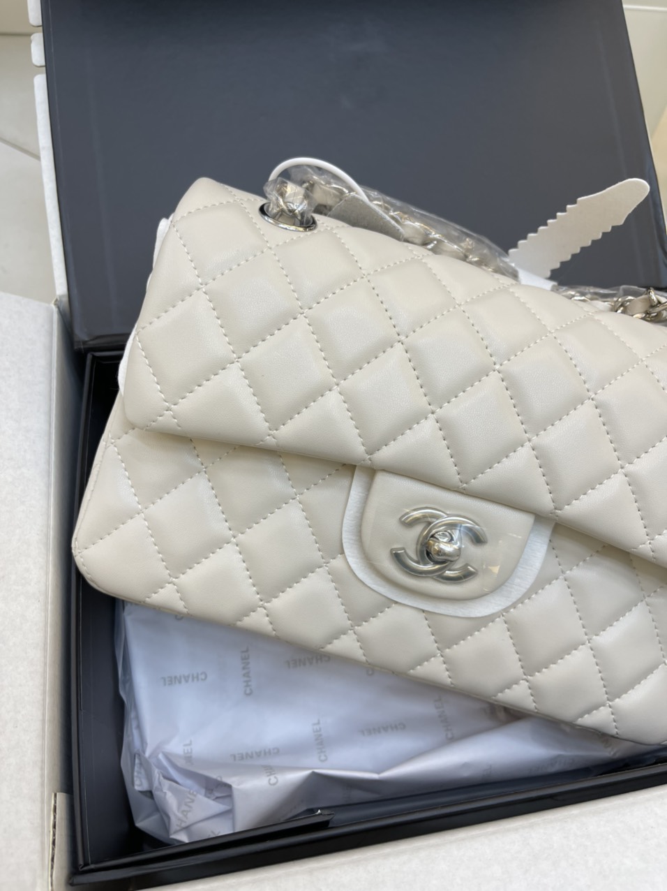 Túi xách Chanel Super Classic Medium Khóa Bạc Màu Trắng Size 23cm