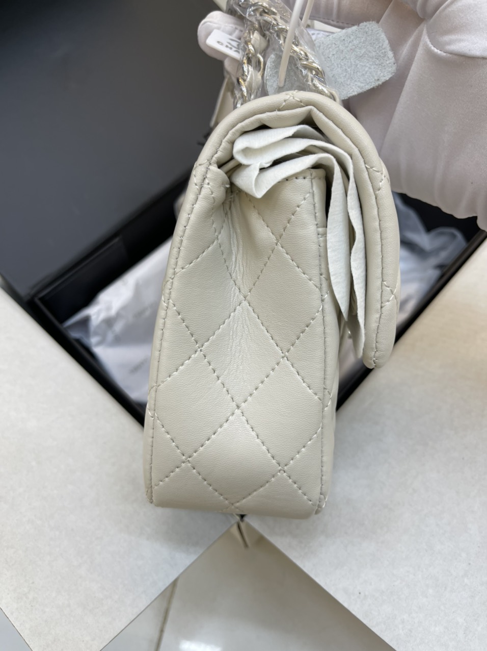 Túi xách Chanel Super Classic Medium Khóa Bạc Màu Trắng Size 23cm