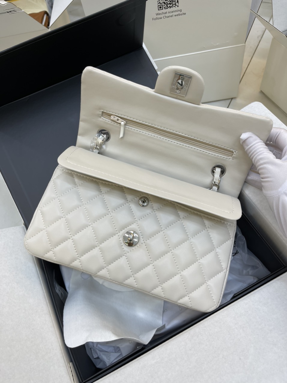Túi xách Chanel Super Classic Medium Khóa Bạc Màu Trắng Size 23cm