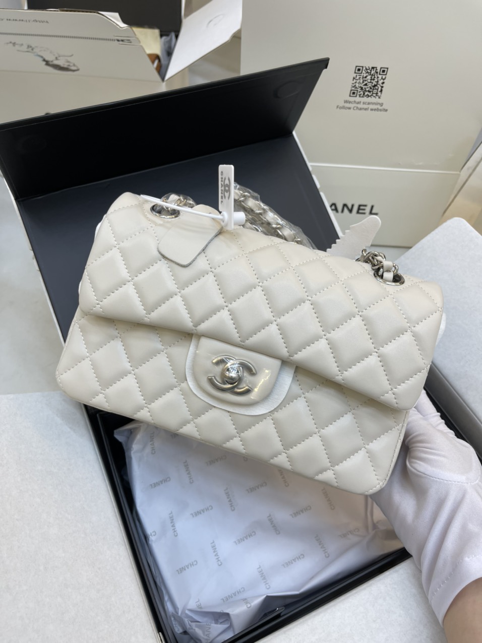 Túi xách Chanel Super Classic Medium Khóa Bạc Màu Trắng Size 23cm