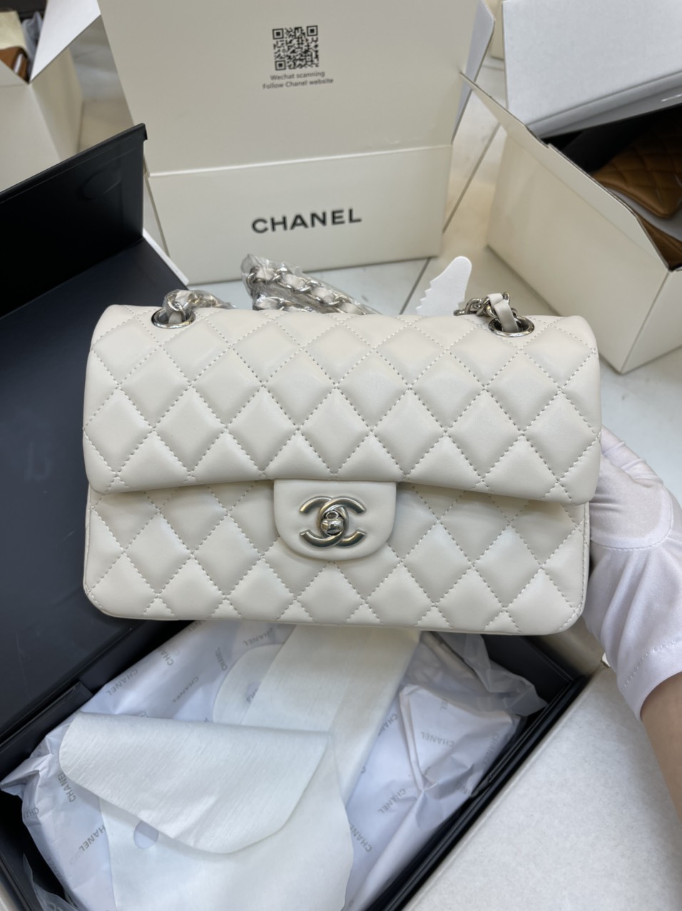 Túi xách Chanel Super Classic Medium Khóa Bạc Màu Trắng Size 23cm