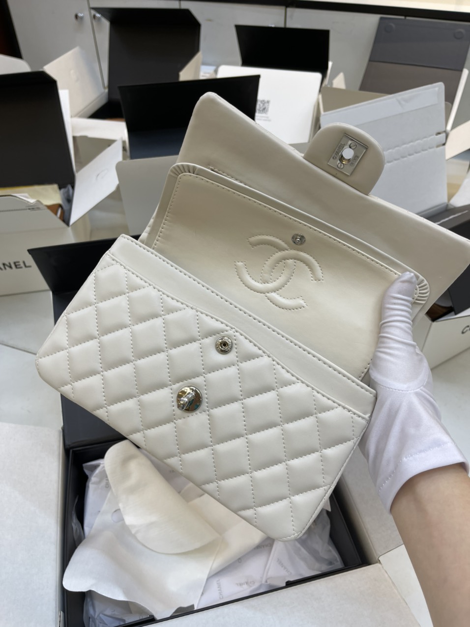 Túi xách Chanel Super Classic Medium Khóa Bạc Màu Trắng Size 23cm