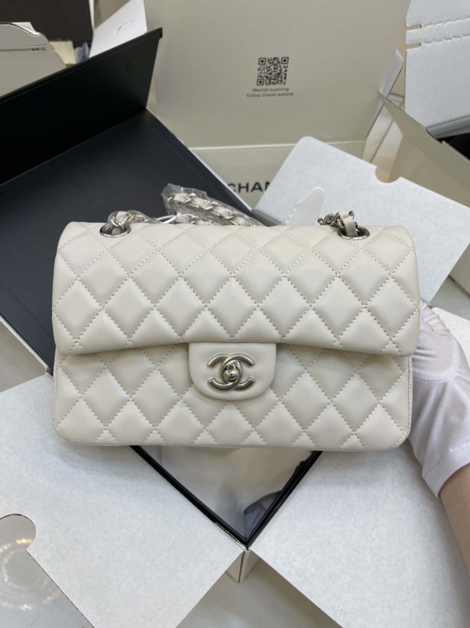 Túi xách Chanel Super Classic Medium Khóa Bạc Màu Trắng Size 23cm