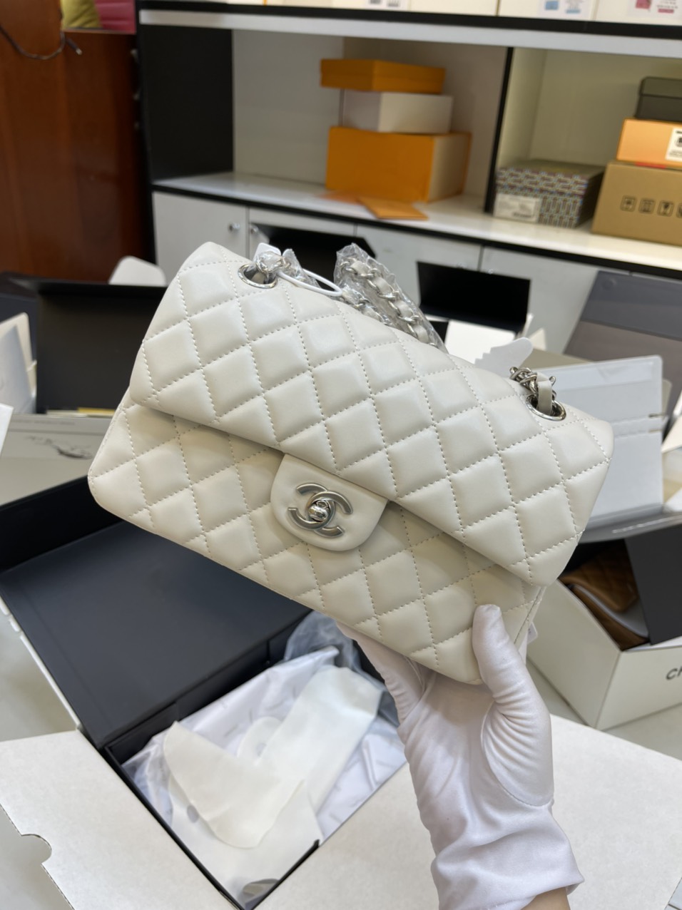 Túi xách Chanel Super Classic Medium Khóa Bạc Màu Trắng Size 23cm