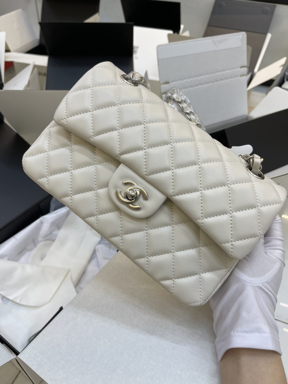Túi xách Chanel Super Classic Medium Khóa Bạc Màu Trắng Size 23cm