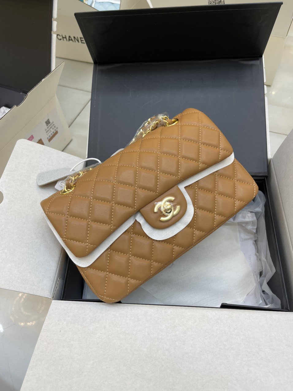 Túi xách Chanel Super Classic Medium Khóa Vàng Màu Nâu Size 23cm