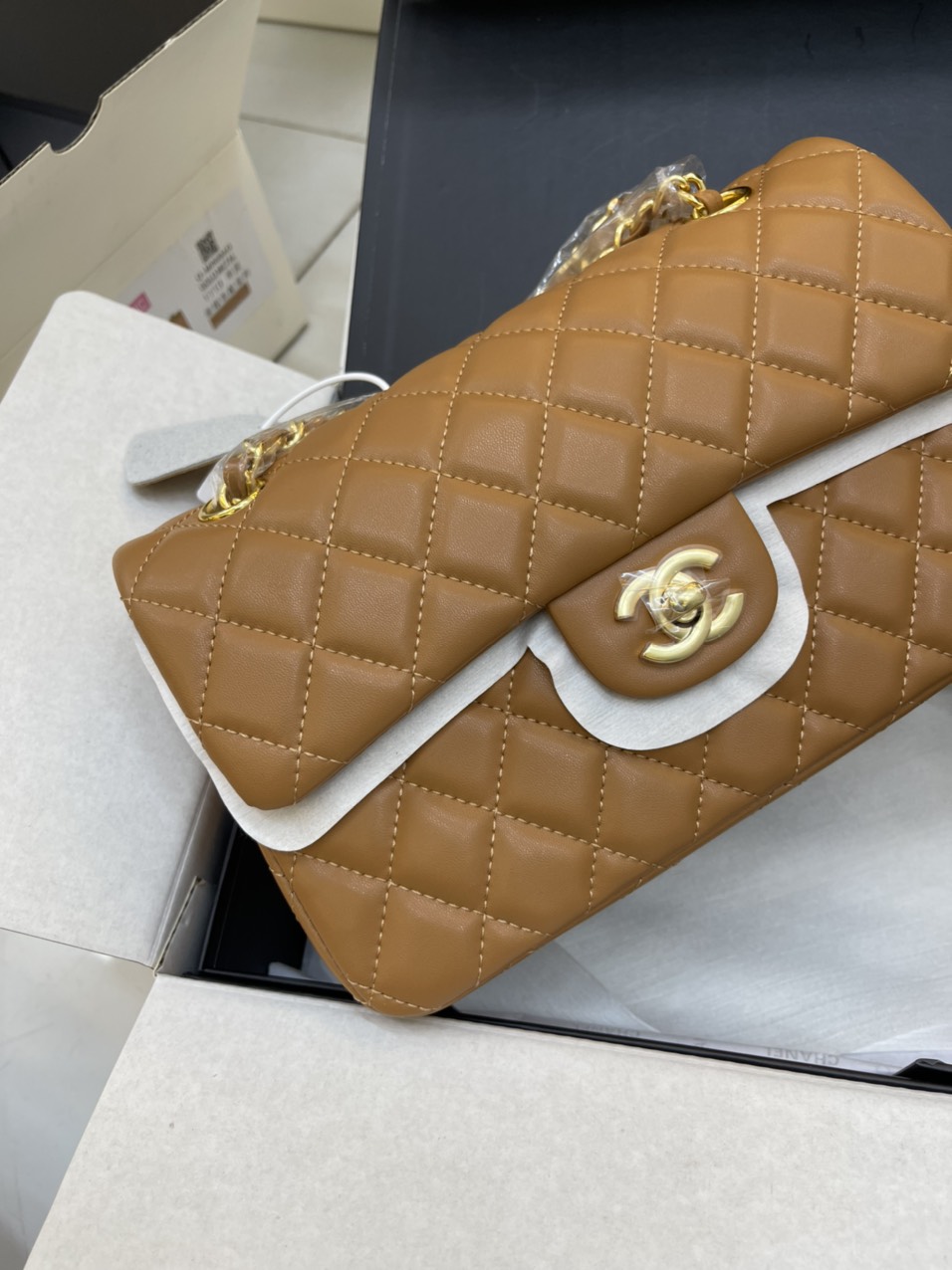 Túi xách Chanel Super Classic Medium Khóa Vàng Màu Nâu Size 23cm