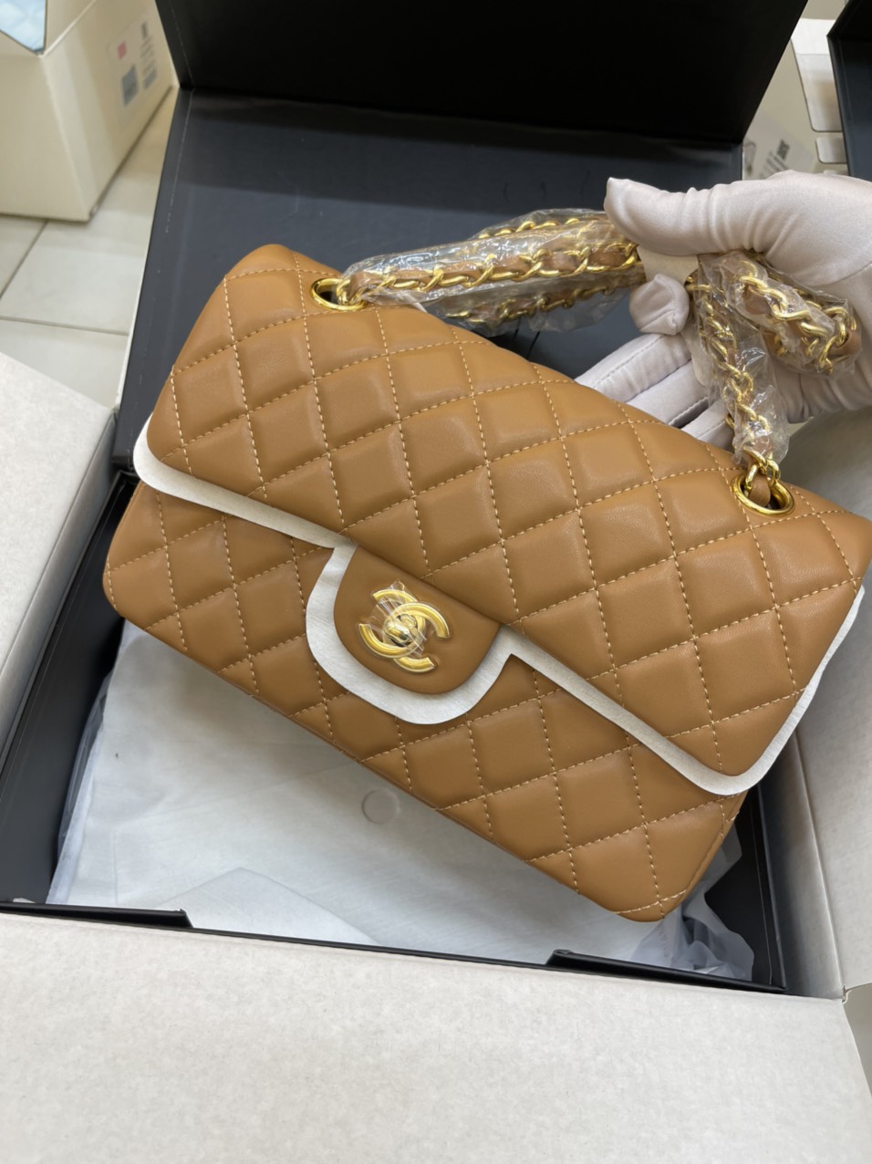 Túi xách Chanel Super Classic Medium Khóa Vàng Màu Nâu Size 23cm