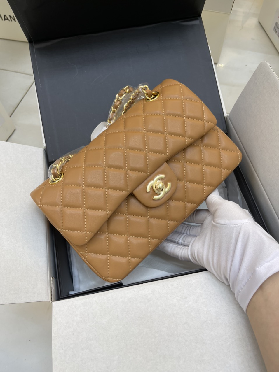 Túi xách Chanel Super Classic Medium Khóa Vàng Màu Nâu Size 23cm