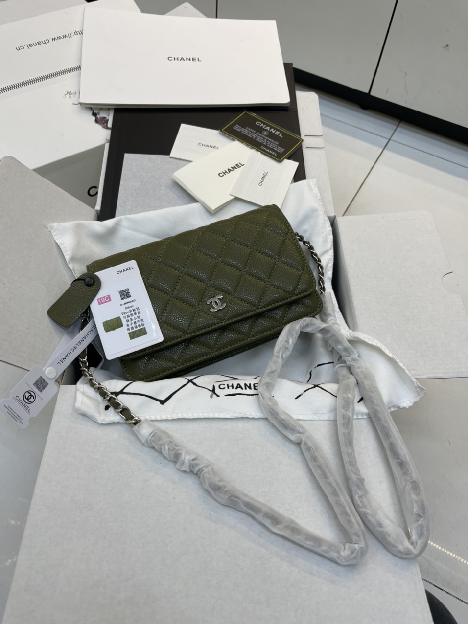 Túi Xách Chanel Super Woc Màu Xanh Lá Khóa Bạc Size 19cm