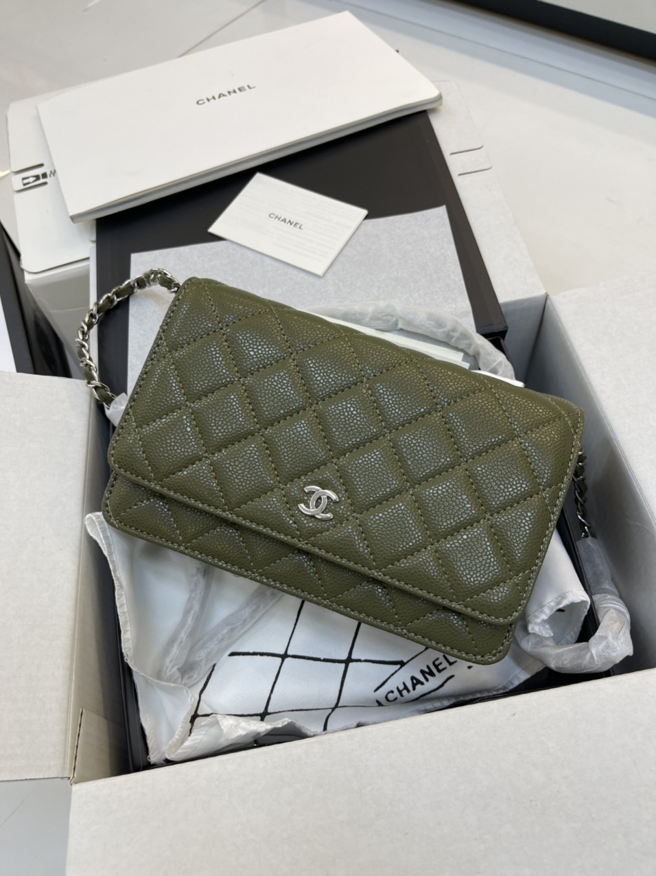 Túi Xách Chanel Super Woc Màu Xanh Lá Khóa Bạc Size 19cm