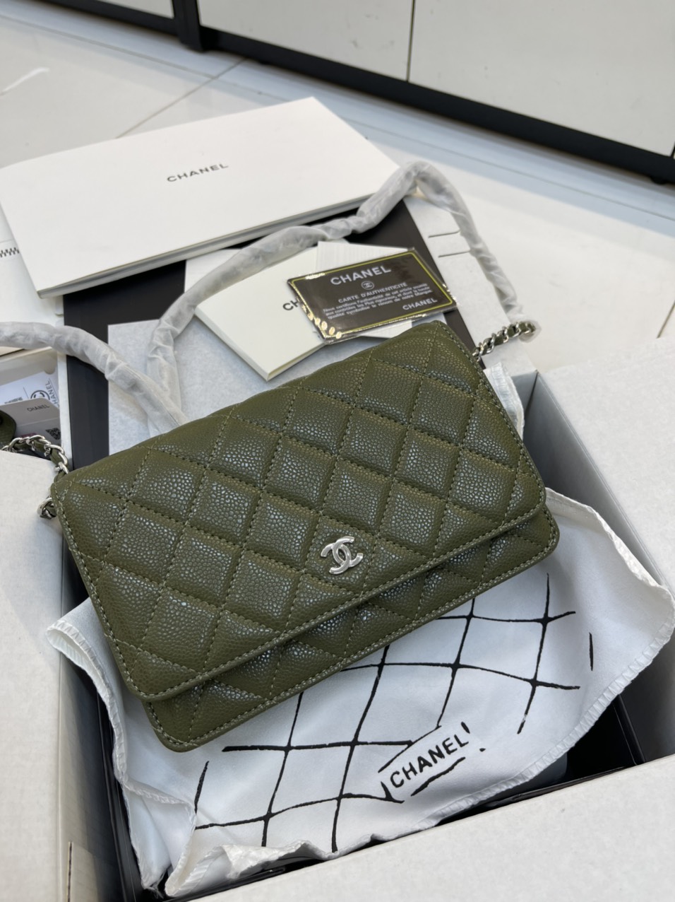 Túi Xách Chanel Super Woc Màu Xanh Lá Khóa Bạc Size 19cm