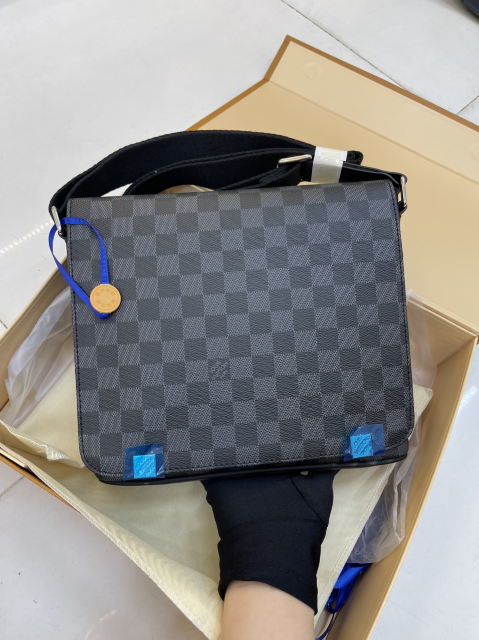 Túi Xách LV Nam Nắp Gập Ô Đen Size 27 cm