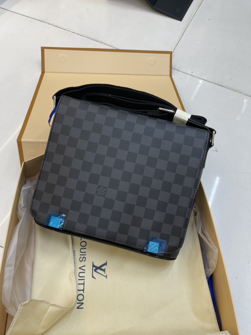 Túi Xách LV Nam Nắp Gập Ô Đen Size 27 cm